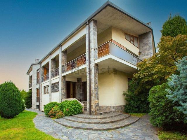 Case e ville in vendita di 861 m²