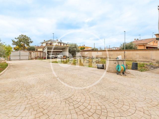 Case e ville in vendita di 86 m² in Via Oniferi, 69