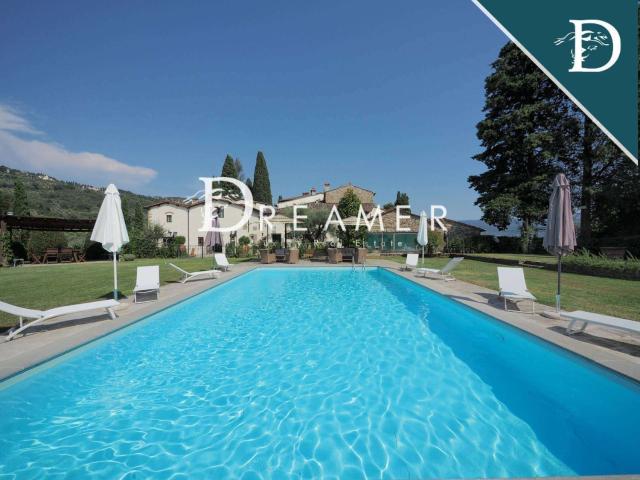 Case e ville in vendita di 875 m²