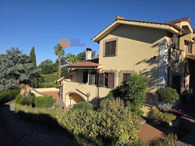 Case e ville in vendita di 875 m² in Viale Parigi