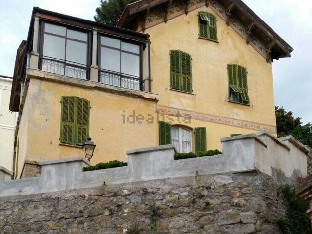 Case e ville in vendita di 880 m² in Via Zeffiro Massa, 344