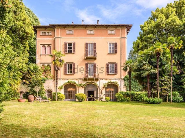 Case e ville in vendita di 883 m² in Via IV Novembre