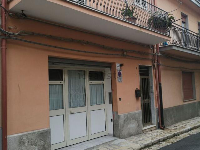 Case e ville in vendita di 88 m² in Via Maddalena Umberto, 8
