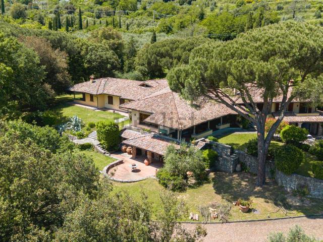 Case e ville in vendita di 890 m² in Via Nuova per Schignano, 44