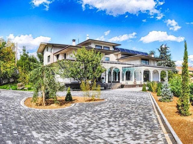 Case e ville in vendita di 891 m²