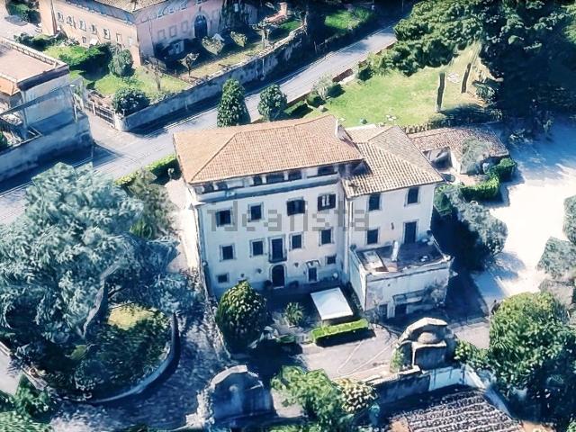 Case e ville in vendita di 893 m² in Via Tuscolana