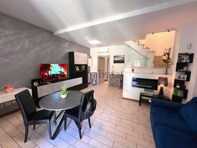 Case e ville in vendita di 89 m² in Via Somma Lombardo, 29