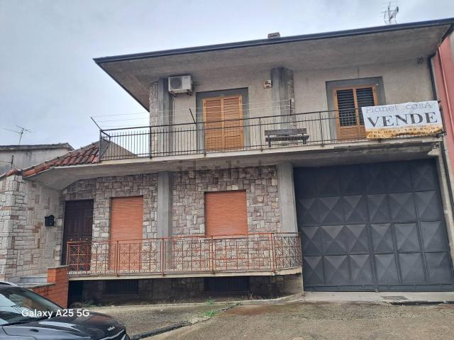Case e ville in vendita di 900 m² in Via Benedetto Croce