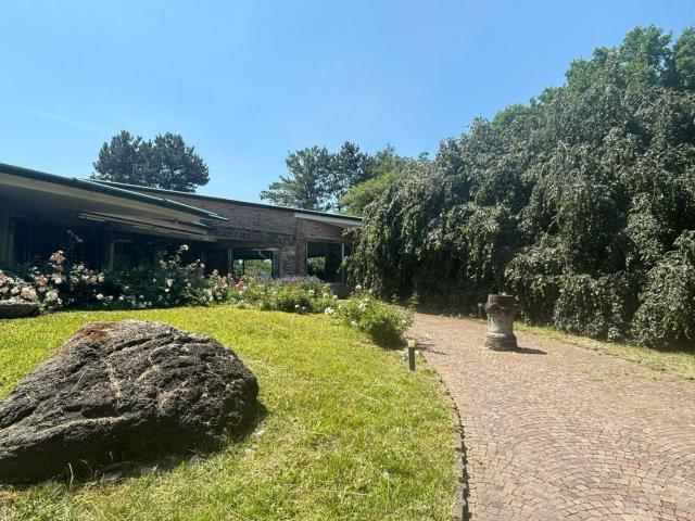 Case e ville in vendita di 900 m² in Via delle Azalee, 1