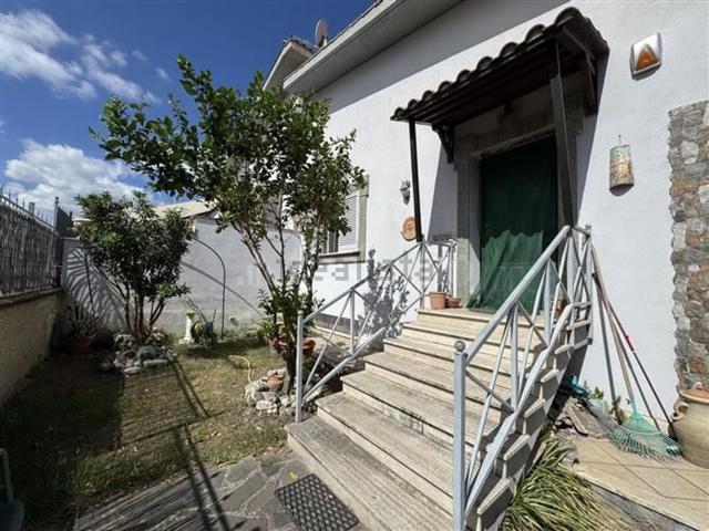 Case e ville in vendita di 90 m² in Via Badia Pavese