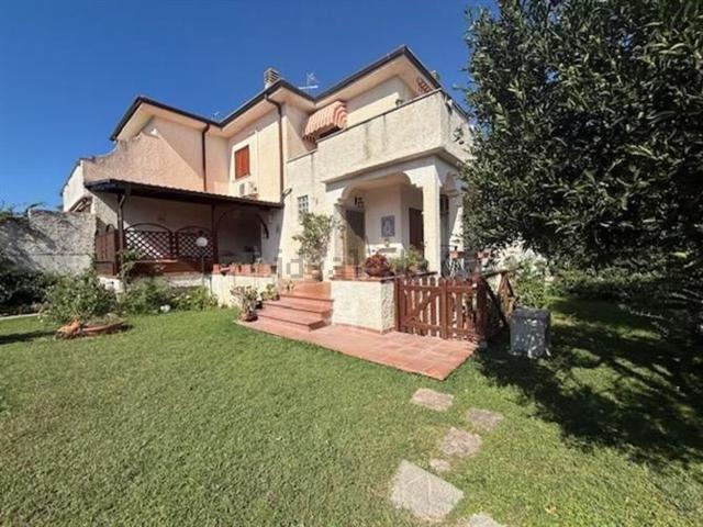 Case e ville in vendita di 90 m² in Via Borea