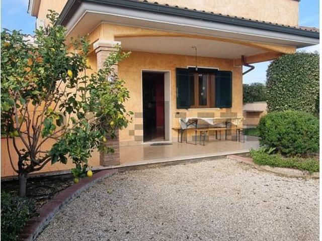 Case e ville in vendita di 90 m² in Via degli Oleandri