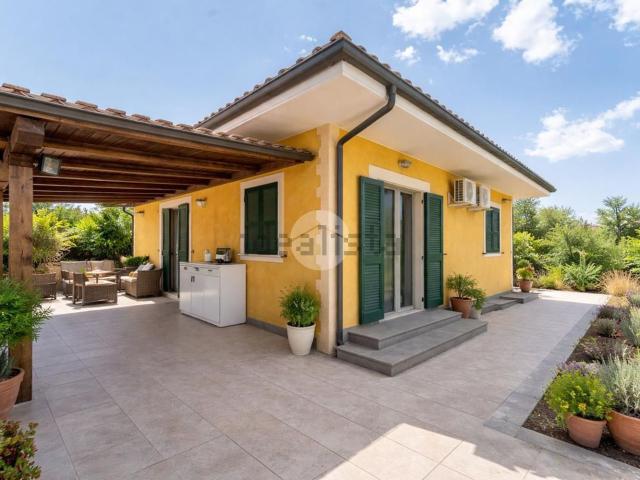 Case e ville in vendita di 90 m² in Via Feroleto della Chiesa, 83