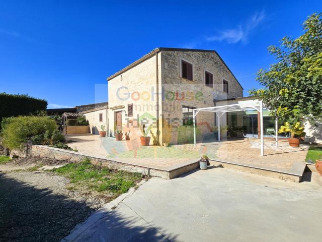 Case e ville in vendita di 910 m²