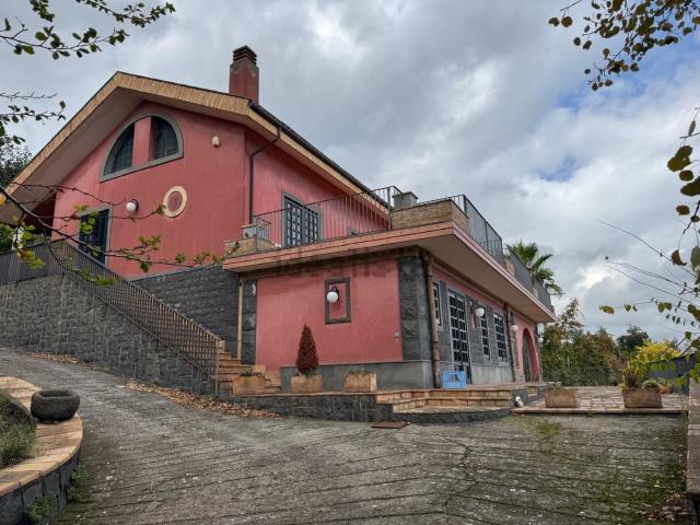 Case e ville in vendita di 910 m² in Via Salice, 7