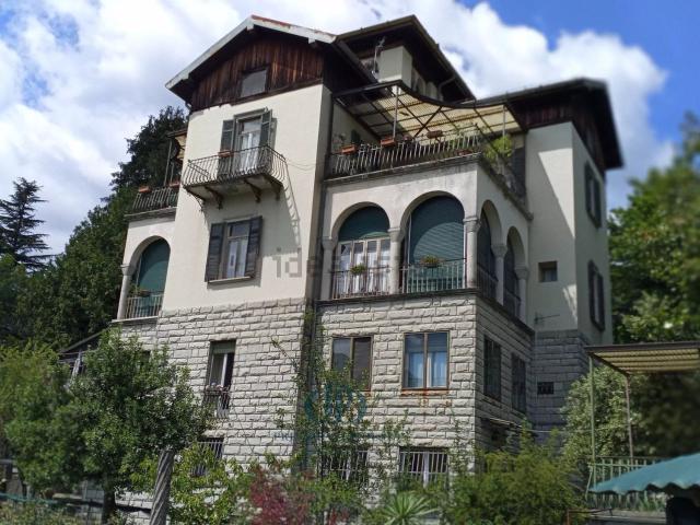 Case e ville in vendita di 913 m²