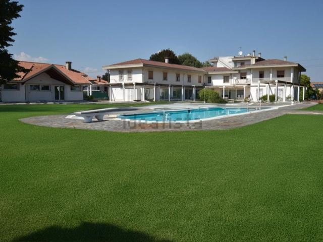 Case e ville in vendita di 915 m² in Via Pedagni