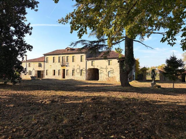 Case e ville in vendita di 916 m² in Via Antonio Pertile
