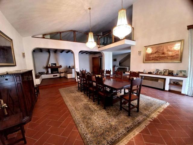 Case e ville in vendita di 918 m²
