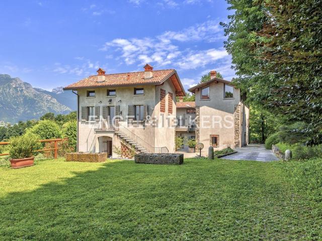 Case e ville in vendita di 930 m²