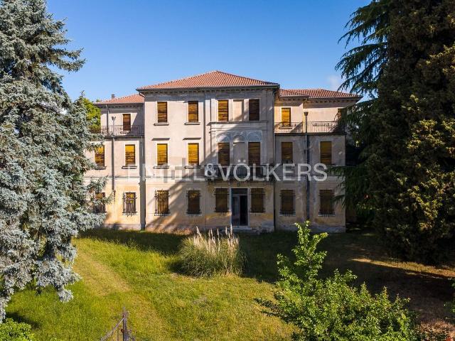 Case e ville in vendita di 930 m² in Via Feltrina Nuova