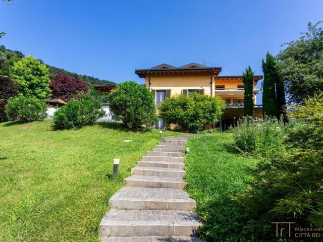 Case e ville in vendita di 933 m² in Via Marzanica