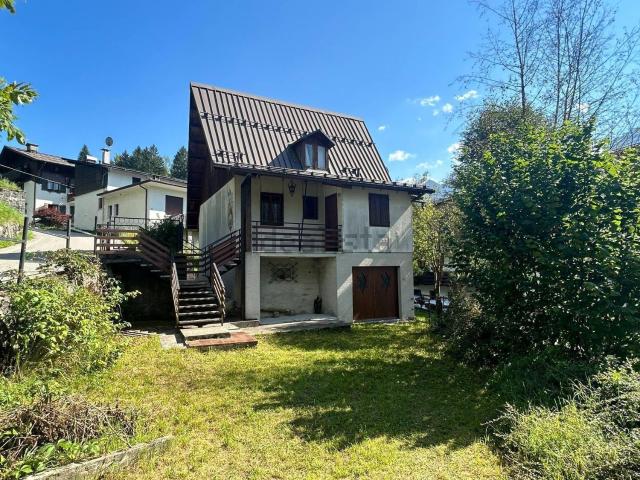 Case e ville in vendita di 94 m² in Via Tiviei, 36