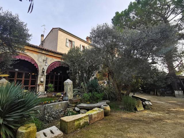 Case e ville in vendita di 950 m² in Via Ponzina