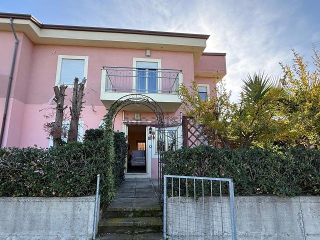 Case e ville in vendita di 95 m² in Via Fausto Gullo, 27