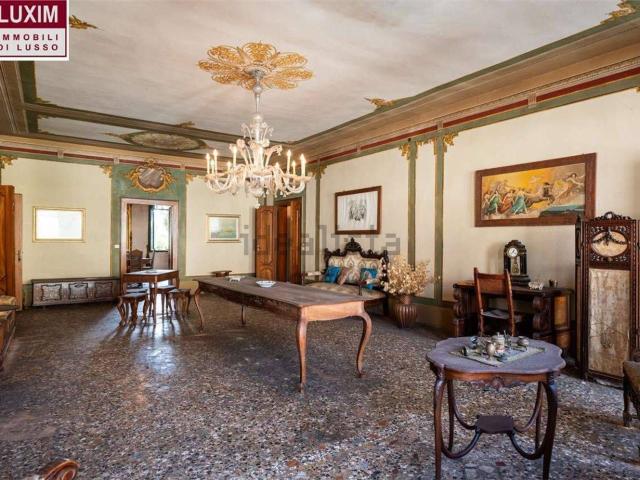 Case e ville in vendita di 980 m²