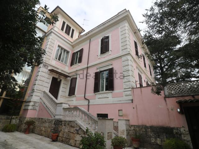 Case e ville in vendita di 980 m² in Via Vincenzo Monti