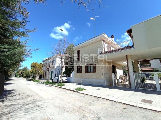 Case e ville in vendita di 98 m² in Via dei Mutilati di Guerra, 46