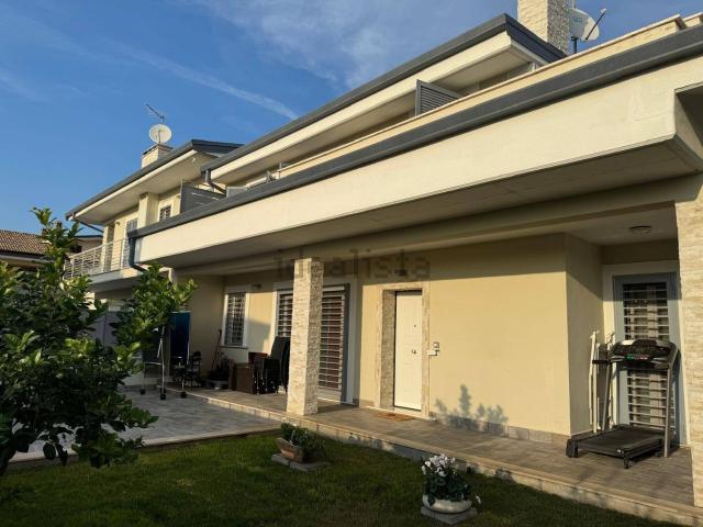 Case e ville in vendita di 99 m² in Via Casape, 26