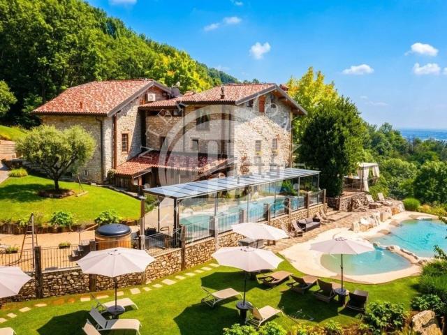 Case e ville in vendita di 1000 m²