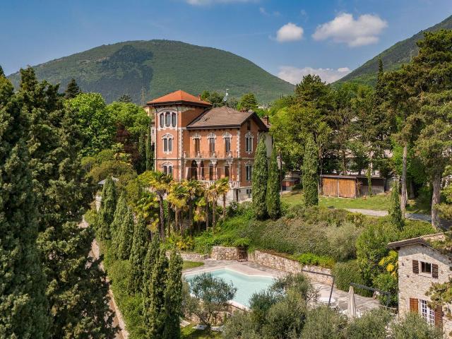 Case e ville in vendita di 1000 m² in Via Monte Pigneto, 126