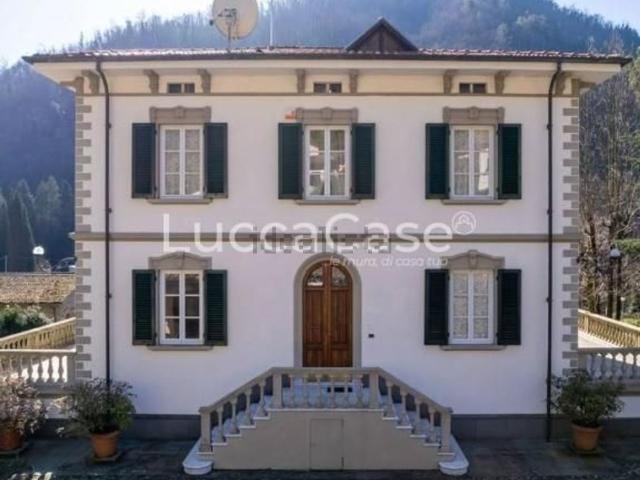 Case e ville in vendita di 1000 m² in Via della Torre, 4