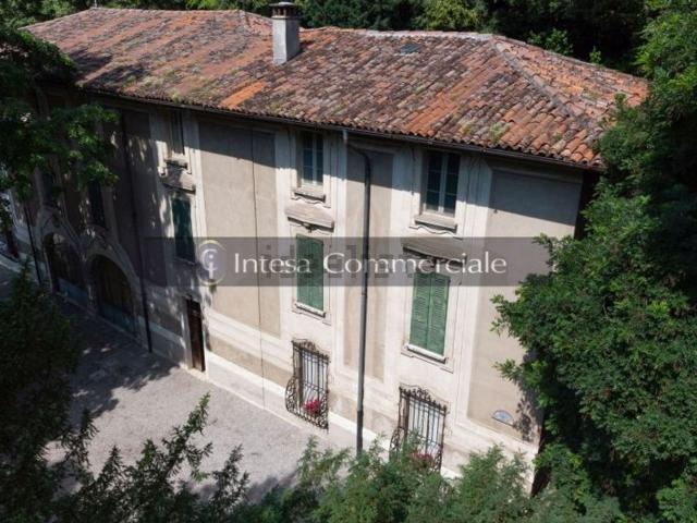 Case e ville in vendita di 1000 m² in Via Sera