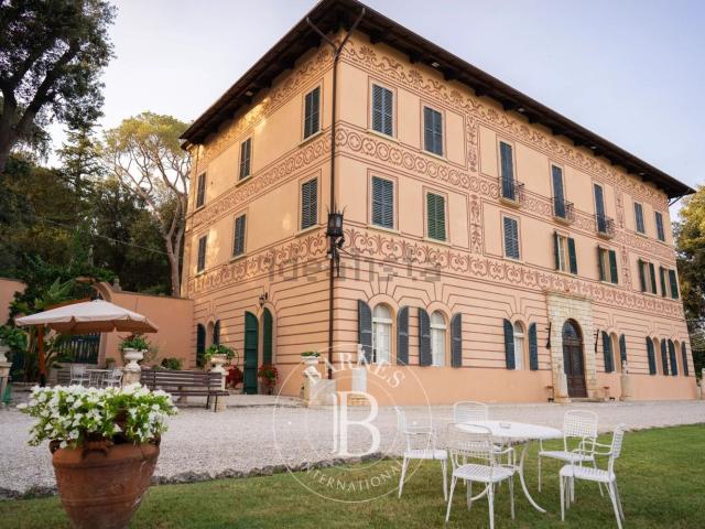 Case e ville in vendita di 1000 m² in Viale Alcide De Gasperi