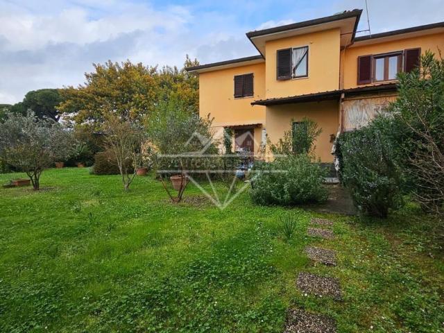 Case e ville in vendita di 100 m² in Via Massa Avenza, 193