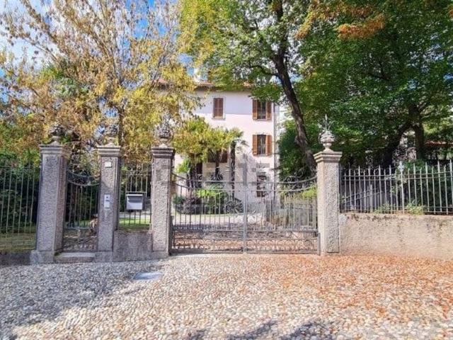 Case e ville in vendita di 1028 m² in Via Paradiso, 17