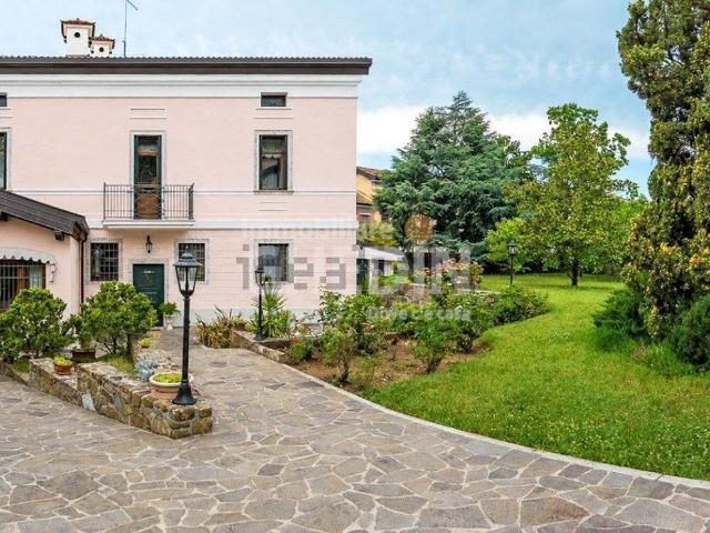 Case e ville in vendita di 1040 m²