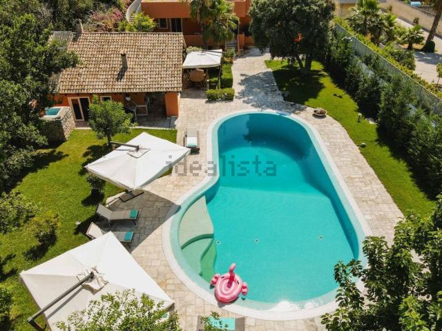 Case e ville in vendita di 1043 m² in Corso Alcide de Gasperi, 509