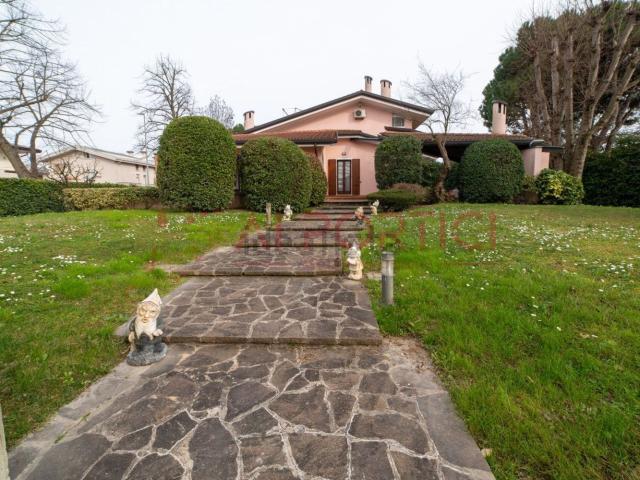 Case e ville in vendita di 1058 m² in Via Garibaldi