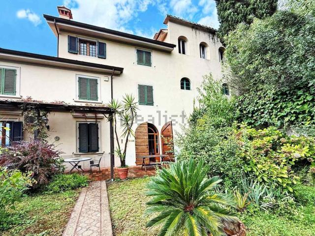 Case e ville in vendita di 1050 m² in Via Gian Carlo Leonardo Sismond de Sismondi