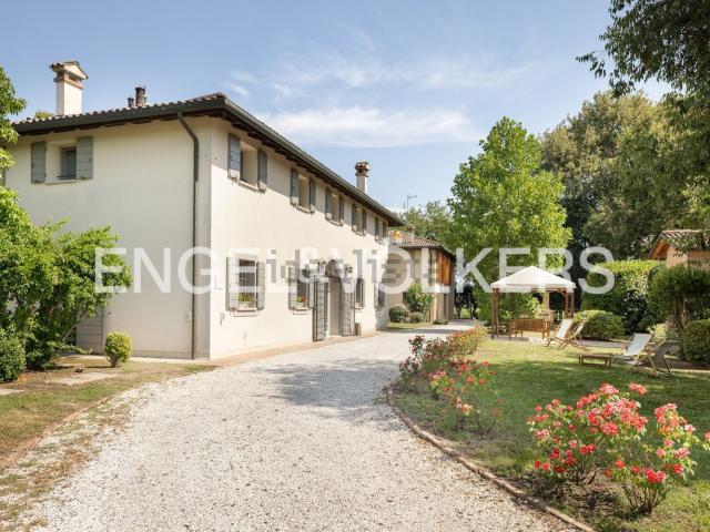 Case e ville in vendita di 1050 m² in Via Persicetana