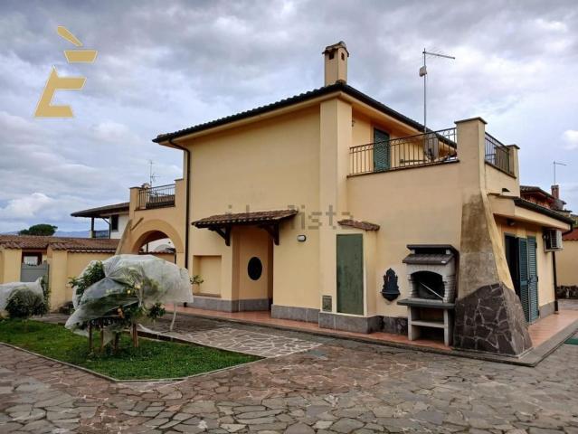 Case e ville in vendita di 105 m² in Via Castelsardo, 66