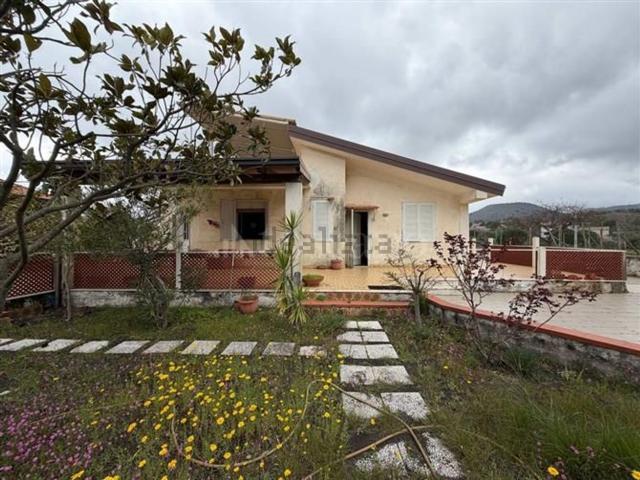 Case e ville in vendita di 108 m² in Via Enna