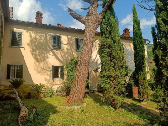 Case e ville in vendita di 1095 m² in Via di Santomoro, 61