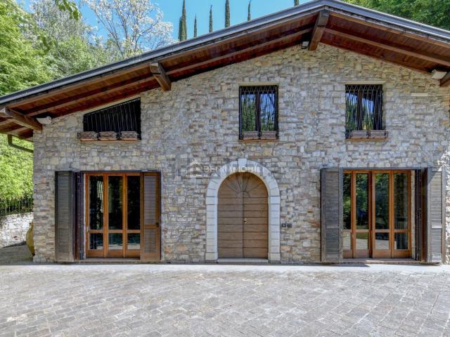Case e ville in vendita di 1100 m²