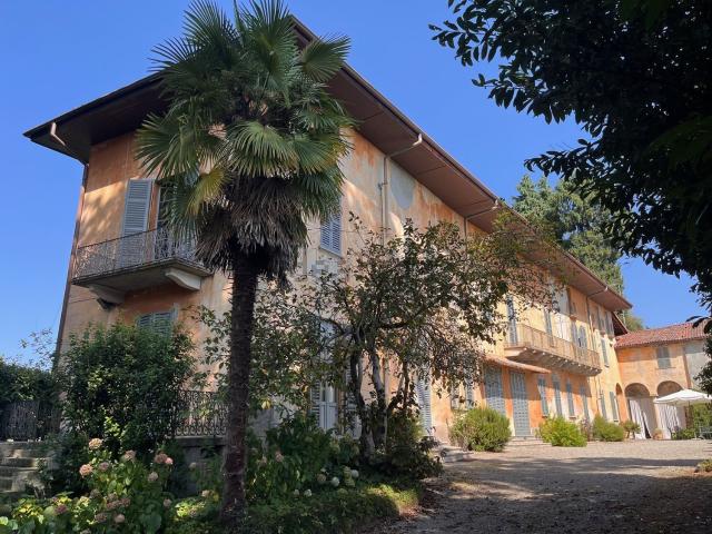 Case e ville in vendita di 1184 m²